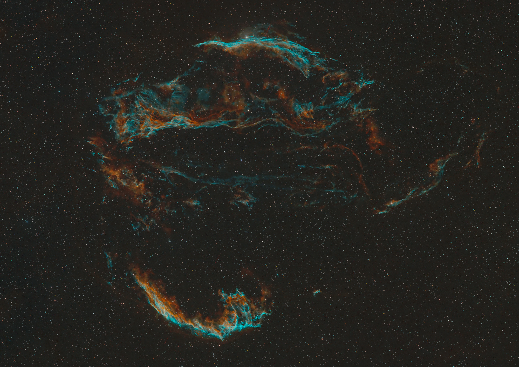 Der Cygnusbogen NGC 6960 ist ein Supernova-Überrest im Sternbild Schwan. Der Emissionsnebel erstreckt sich über einen Himmelsausschnitt von ungefähr drei Grad. Er ist rund 1.500 Lichtjahre von der Erde entfernt und gliedert sich in mehrere Abschnitte. Sein bekanntester Teil ist der Cirrusnebel.